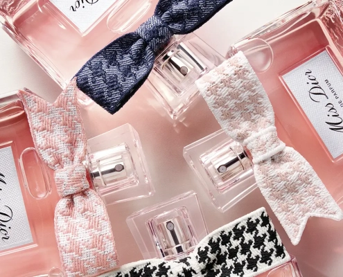 Steklenička Miss Dior Eau de Parfum s srebrno pentljo in rožnato obarvano dišavo