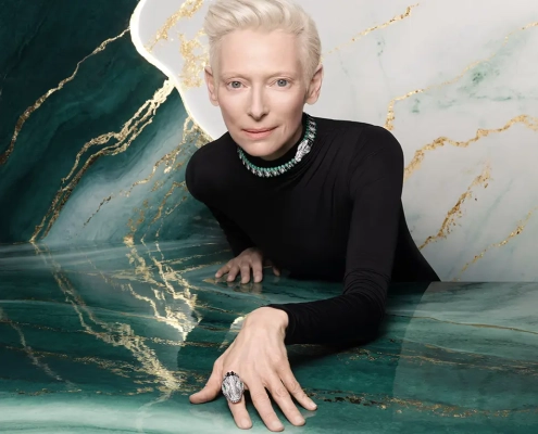 Tilda Swinton z živalskim nakitom iz Cartierjeve kolekcije Into the Wild