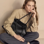Torba Clash de Cartier iz zrnatega usnja z draguljarskim zapiralom na zasuk